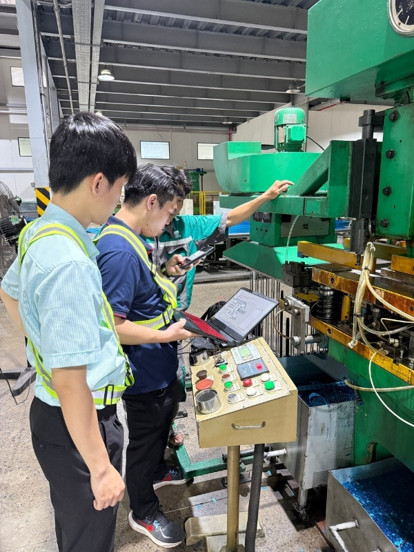 thay thế HMI Delta cho máy đột dập