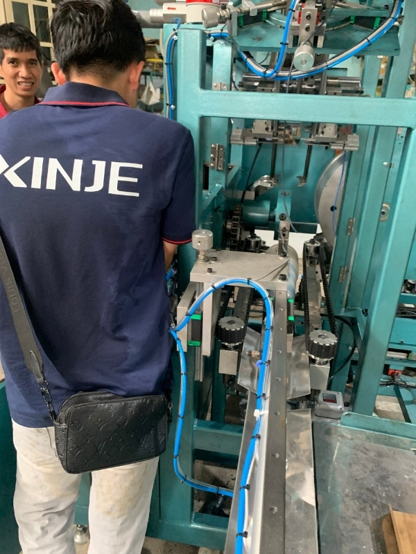 lắp đặt servo xinje cho máy in ly